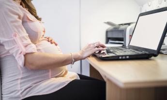 Lavoro, nelle Marche occupate solo il 69% delle mamme con figli minori: crescono i nuclei monoparentali