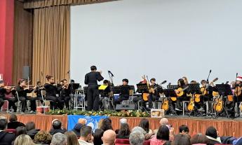 Macerata, l’Orchestra del Convitto Leopardi accende il Natale: 70 strumenti e un’Aula Magna gremita