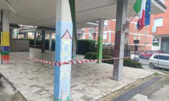Macerata - Crollo di intonaco davanti alla scuola, il papà denuncia: "I bambini passano e giocano proprio lì sotto" (FOTO)
