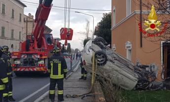 Urbisaglia, auto esce di strada e finisce contro una casa: ferito un 20enne