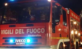 Auto a fuoco in superstrada nel Maceratese: traffico rallentato e intervento dei soccorsi