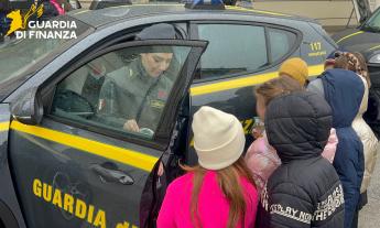 Macerata, piccoli finanzieri per un giorno: la "Fratelli Cervi" in visita al Comando Provinciale