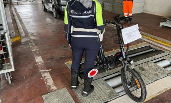 Bici elettrica "truccata" a Macerata: correva senza pedalare, sequestro e 6.000 euro di multa