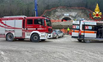 Infortunio nel cantiere ferroviario: operaio colpito da una trave d'acciaio e trasferito a Torrette