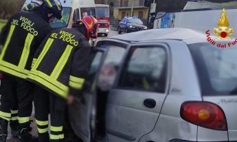Tragico scontro tra autobus e vettura nel Pesarese: muore un giovane di 33 anni