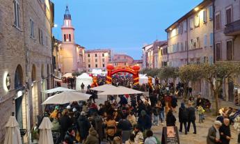 Macerata si tinge di rosso e oro per il Capodanno Cinese: tra draghi, musica e spettacoli, l'Oriente "risorge" per le vie del centro storico