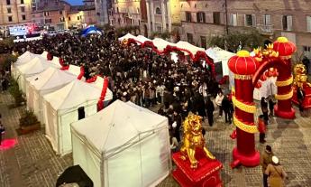 Macerata si tinge di rosso e oro per il Capodanno Cinese: tra draghi, musica e spettacoli, l'Oriente "risorge" per le vie del centro storico