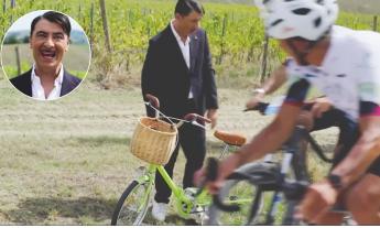 Le Marche in sella tra borghi e risate: Piero Massimo Macchini è il volto delle "Strade di Marca"