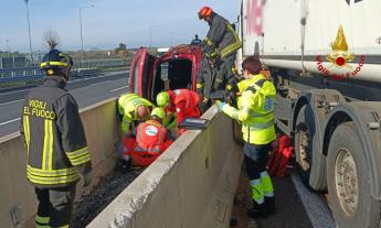 Incidente in A14: auto si ribalta su un fianco e finisce al centro degli spartitraffico