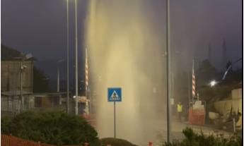 Macerata, si rompe una tubatura dell'acquedotto: "effetto geyser" in via Roma