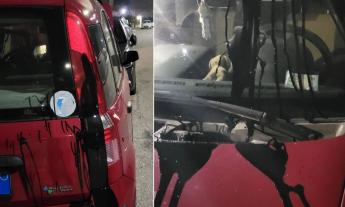Macerata, imbrattata con vernice nera un'auto in sosta: vandali in azione nella notte