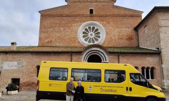 Nuovo scuolabus per Sant’Angelo in Pontano: consegnato il pulmino per gli studenti