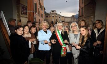 San Severino, "Mostra delle pittrici": l'arte celebra le donne tra talento e solidarietà per l'Hospice