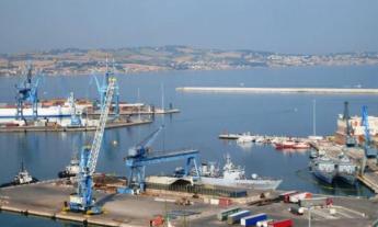 Concluso lo sbarco della Ocean Viking ad Ancona: migranti accolti e identificati