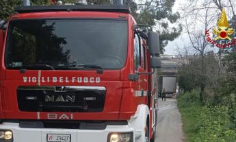 Camion resta incastrato nel sottopasso dell'A14: l'intervento dei vigili del fuoco