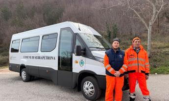 Serrapetrona rinnova il trasporto scolastico: nuovo pulmino grazie a Fondazione Carima