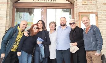 Star del teatro a Urbisaglia: Maria Grazia Cucinotta e Pino Quartullo conquistati dalla Locanda Le Logge