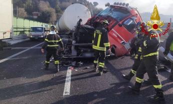 Incidente tra due mezzi pesanti in A14: scontro all'uscita della galleria San Basso