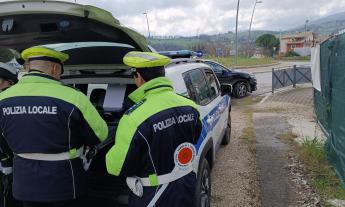 Cerca di salvare una ragazza ma prende la multa dalla Polizia Locale