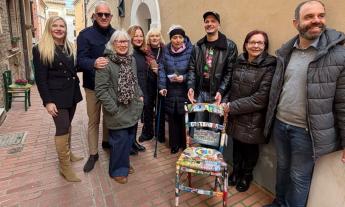Arte e tradizione: Samuel Art regala una sedia artistica a Civitanova Alta