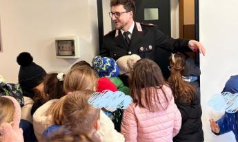 Piccoli cittadini in caserma: i carabinieri di Tolentino accolgono 120 bambini delle materne