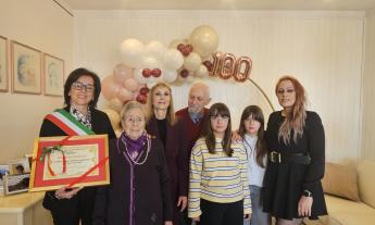 Corridonia celebra i 100 anni di Anedelia Cardinali: consegnata targa speciale