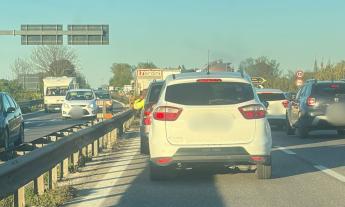 Civitanova, Incidente sulla SS77: coinvolte tre auto e un camion. Due feriti e traffico in tilt