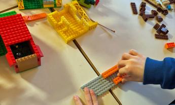 Pieve Torina, un arcobaleno di mattoncini per costruire la pace