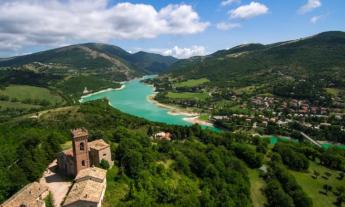 Fiastra incanta l’Italia: il Corriere della Sera lo elegge tra i sette laghi più belli da scoprire in primavera