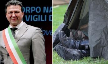 "Basta fontane usate per l'igiene personale e panchine come letti": Sclavi firma l'ordinanza anti-bivacco