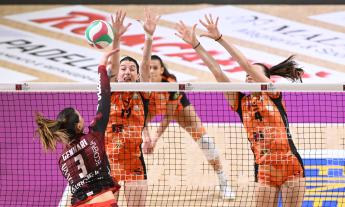 CBF Balducci HR e UYBA si dividono la posta (2-3) nell'ultima della stagione e nel giorno dell'addio al volley di Giulia Bresciani