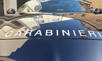 Montelupone, arrestato 28enne sorpreso a cedere hashish: in casa cocaina e marijuana già suddivise in dosi