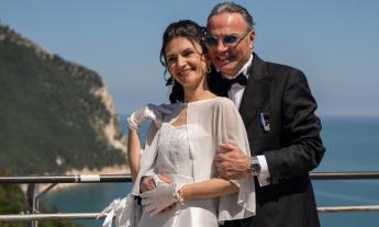 Nozze a Sirolo per Marco Battellini e Alina Duleanti: quando un incontro diventa destino