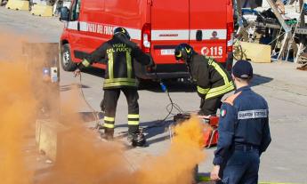 Porto di Civitanova, simulato incendio su un peschereccio: test del coordinamento dei soccorsi