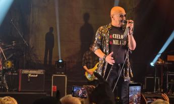 Castelraimondo, il rock senza filtri di Enrico Ruggeri conquista il Lanciano Forum