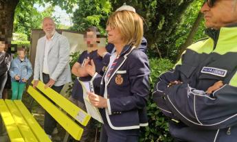 Sarnano, inaugurata la panchina gialla contro il bullismo: protagonisti gli studenti