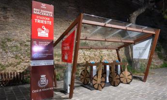 Macerata, bike sharing fantasma: spuntano bici di cartone nelle stazioni vuote. "Spreco di risorse pubbliche"