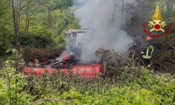 Tolentino, trattore finisce nella scarpata e prende fuoco: 66enne in ospedale