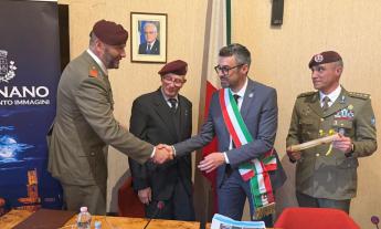 Sarnano celebra la Nembo: conferita la cittadinanza onoraria al Reggimento