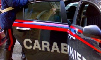 Si barrica in casa con una motosega: fermato dai carabinieri e trasportato all'ospedale