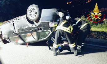 San Severino, finisce fuori strada e si ribalta: estratto dalle lamiere dai vigili del fuoco