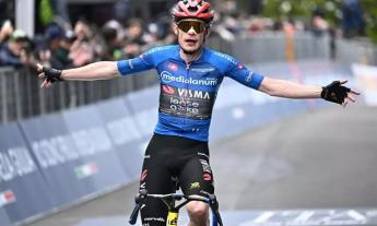 Vingegaard domina Corno alle Scale al Giro d’Italia 2026: Pellizzari in crisi, Eulálio in rosa