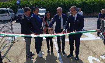 A Visso inaugurato il nuovo hub della mobilità sostenibile: 84 posti auto, ricariche elettriche e bike sharing
