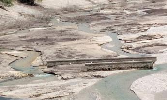 Lago di Fiastra più basso di 8 metri: riaffiora l’antico borgo sommerso di San Lorenzo