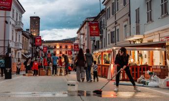 Castelraimondo, una notte di lavoro per la 34ª Infiorata del Corpus Domini