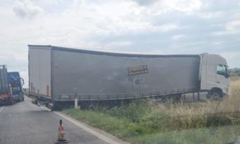 Potenza Picena, camion si intraversa sulla 'Regina': disagi al traffico
