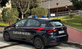 Macerata, follia nella notte al pronto soccorso: 21enne aggredisce e ferisce i carabinieri, arrestato