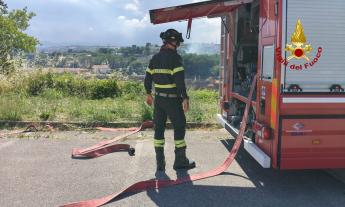Osimo, incendio in via Recanati: in azione 26 vigili del fuoco, case evacuate (FOTO e VIDEO)