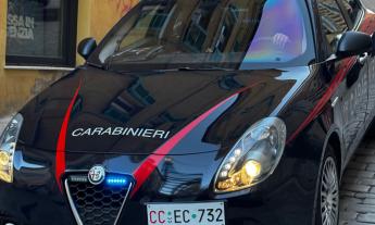 Altera la targa dello scooter e acquista online con una carta non sua: due denunciati a Macerata