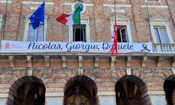 Macerata, il Comune espone i nomi di Nicolas, Giorgio e Daniele sul balcone: "Resterà anche i prossimi giorni"